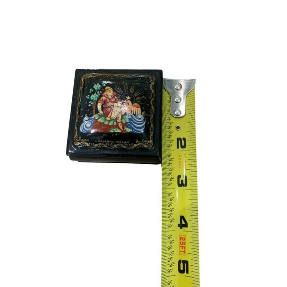 Vintage Signed & Hand Painted Russian Lacquer Trinket Box w/hinged lid / no res. - Picture 3 of 9